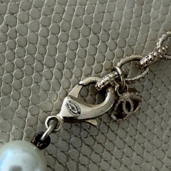 CAMELLIA LOGO FAUX PEARL LONG NECKLACE 26" - Picture 5 of 6